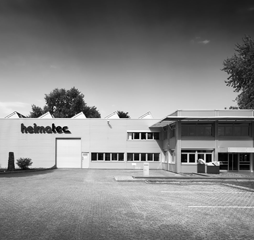 Außenfassade von heimatec in Renchen in schwarz/weiß